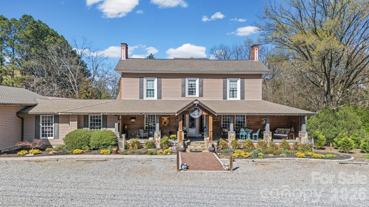 1307 Oakridge Farm Highway — Mooresville