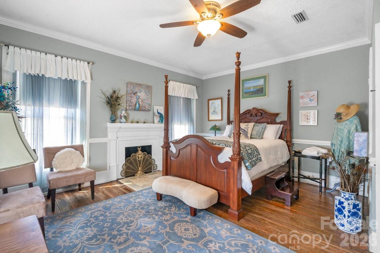 1307 Oakridge Farm Highway — Mooresville