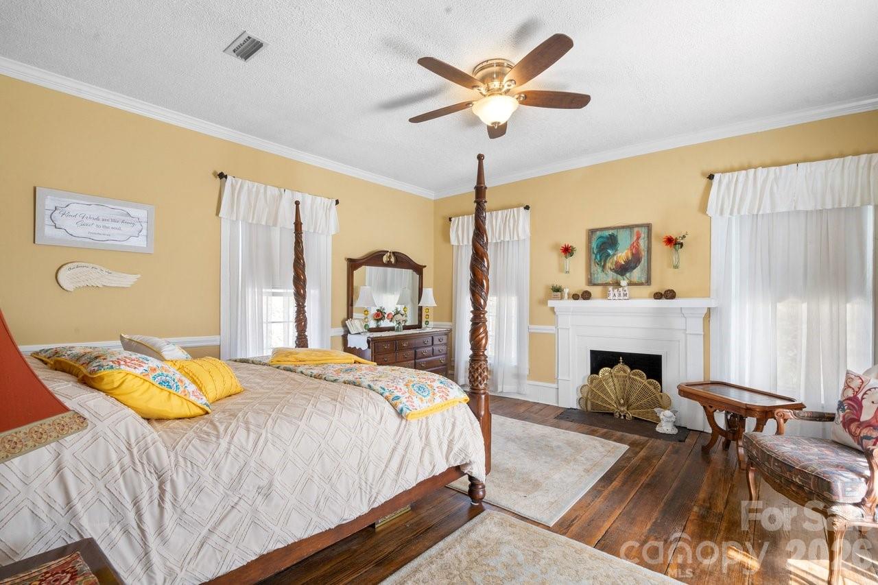 1307 Oakridge Farm Highway — Mooresville