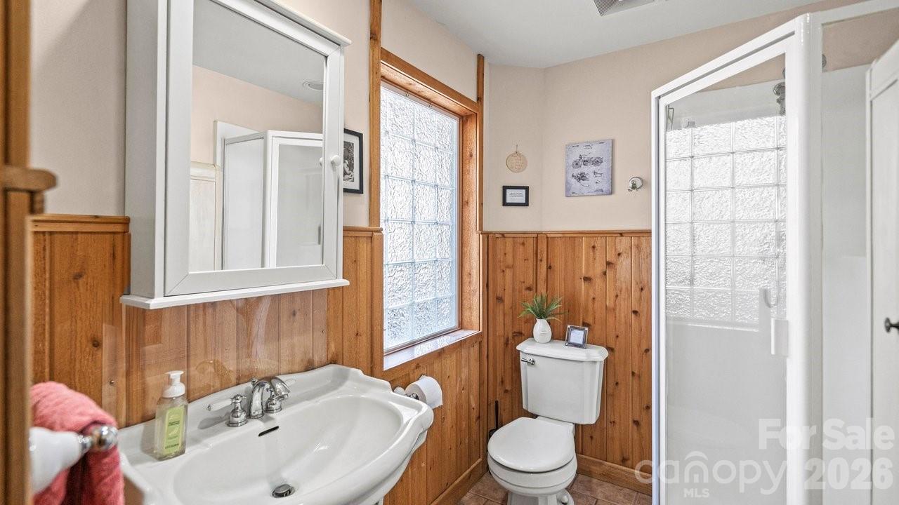 1307 Oakridge Farm Highway — Mooresville