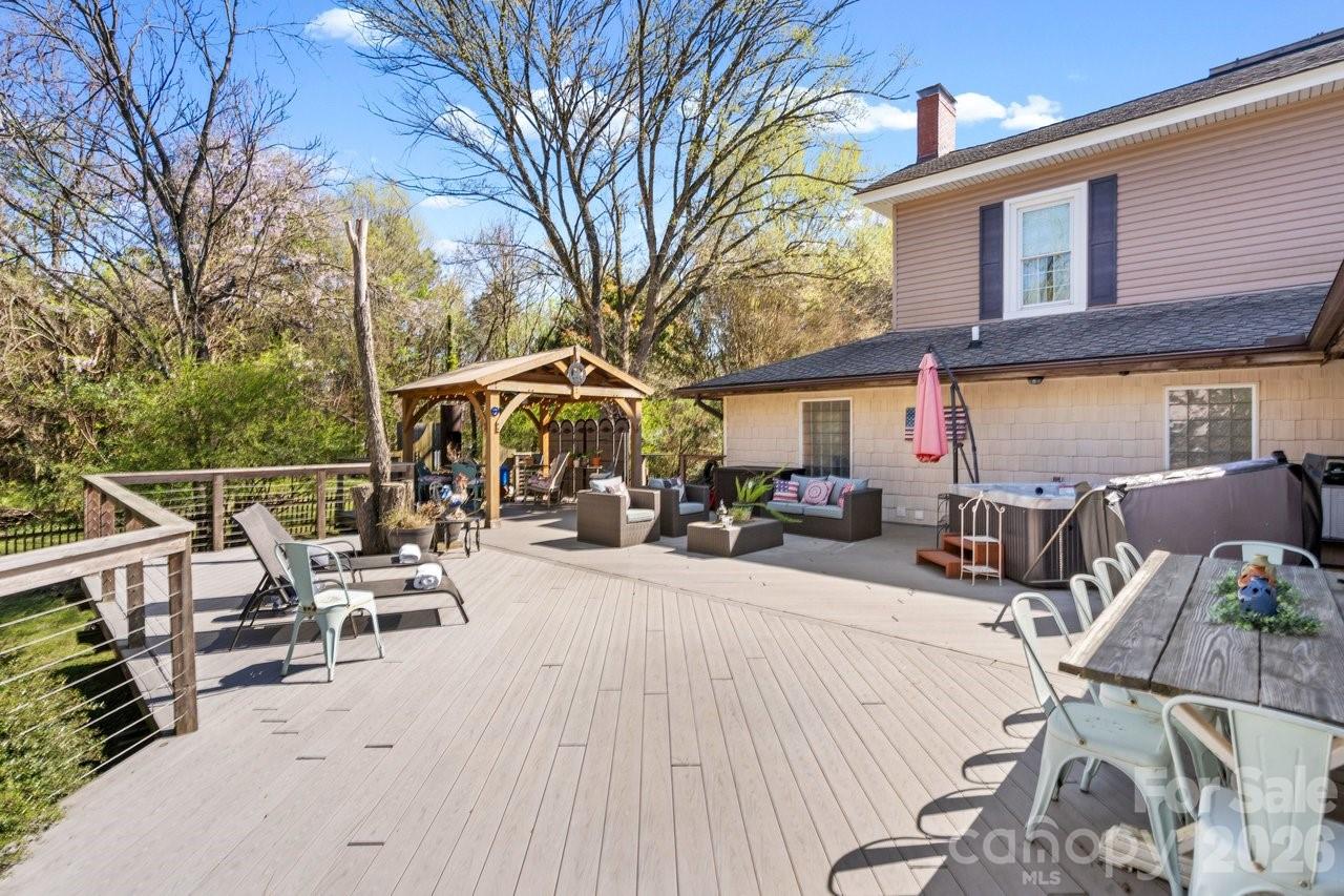 1307 Oakridge Farm Highway — Mooresville