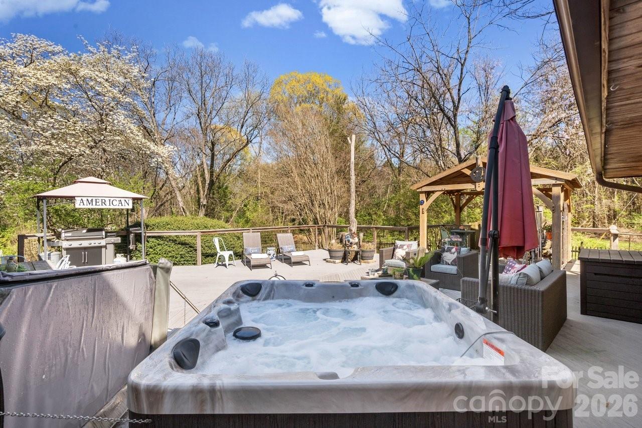 1307 Oakridge Farm Highway — Mooresville