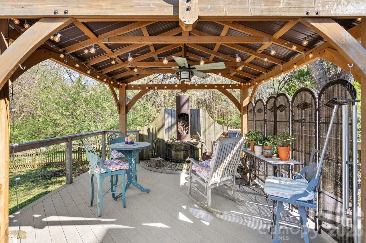 1307 Oakridge Farm Highway — Mooresville