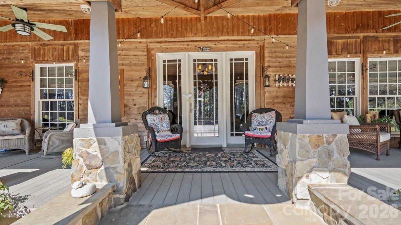 1307 Oakridge Farm Highway — Mooresville
