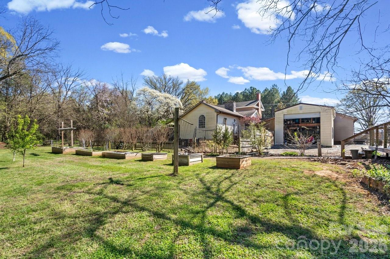 1307 Oakridge Farm Highway — Mooresville
