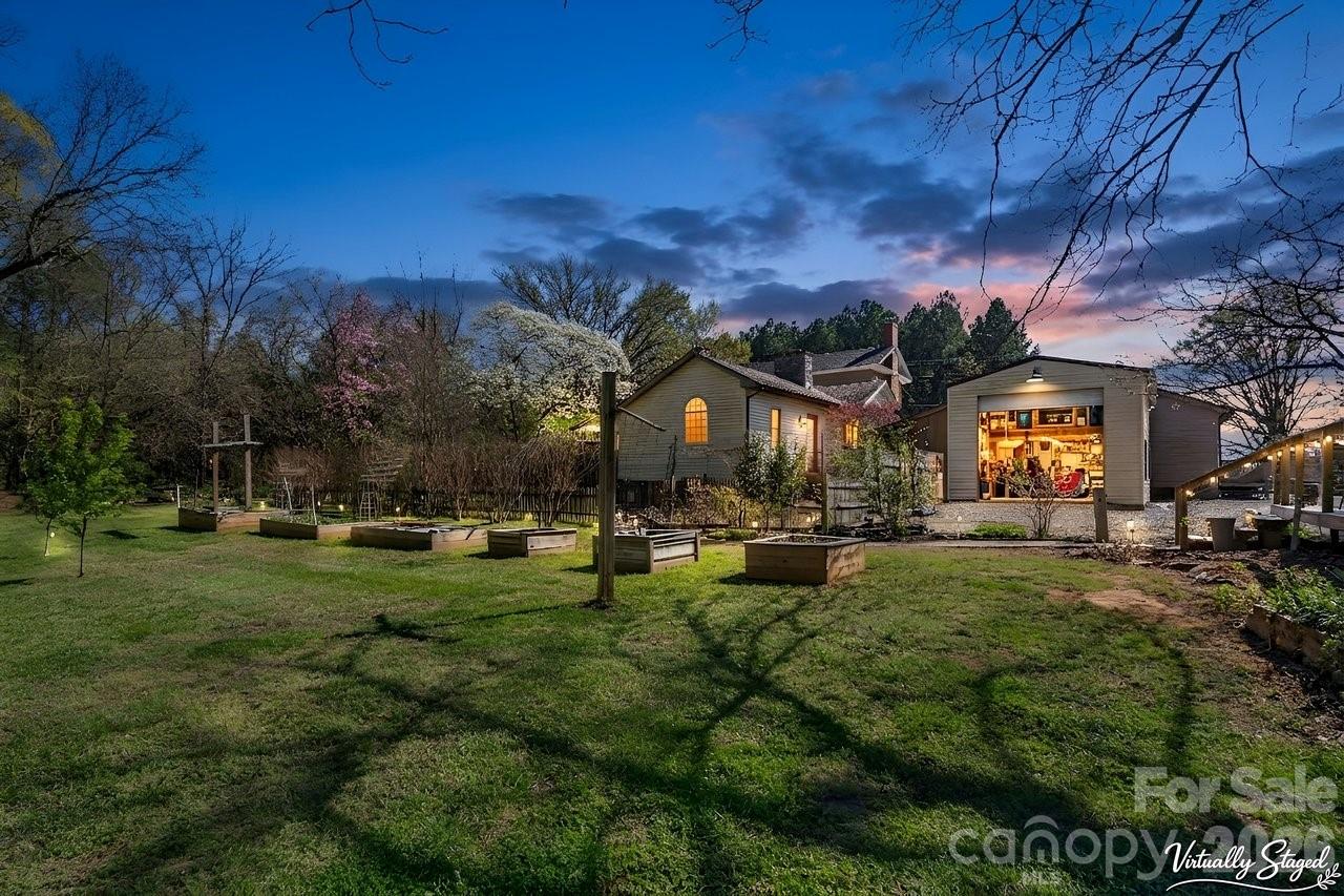 1307 Oakridge Farm Highway — Mooresville