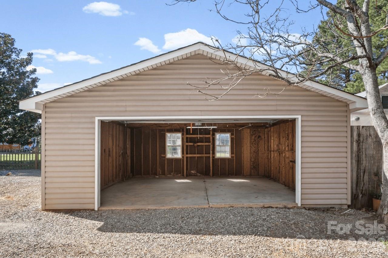 1307 Oakridge Farm Highway — Mooresville