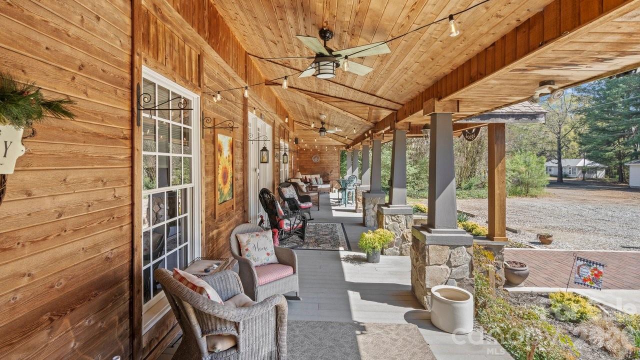 1307 Oakridge Farm Highway — Mooresville