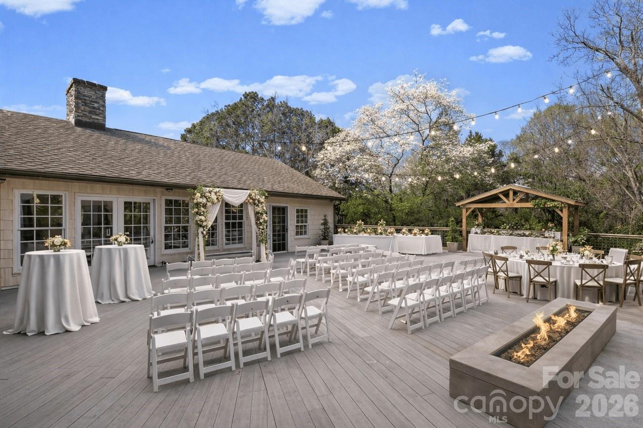 1307 Oakridge Farm Highway — Mooresville