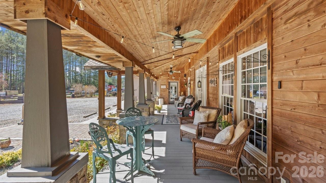 1307 Oakridge Farm Highway — Mooresville