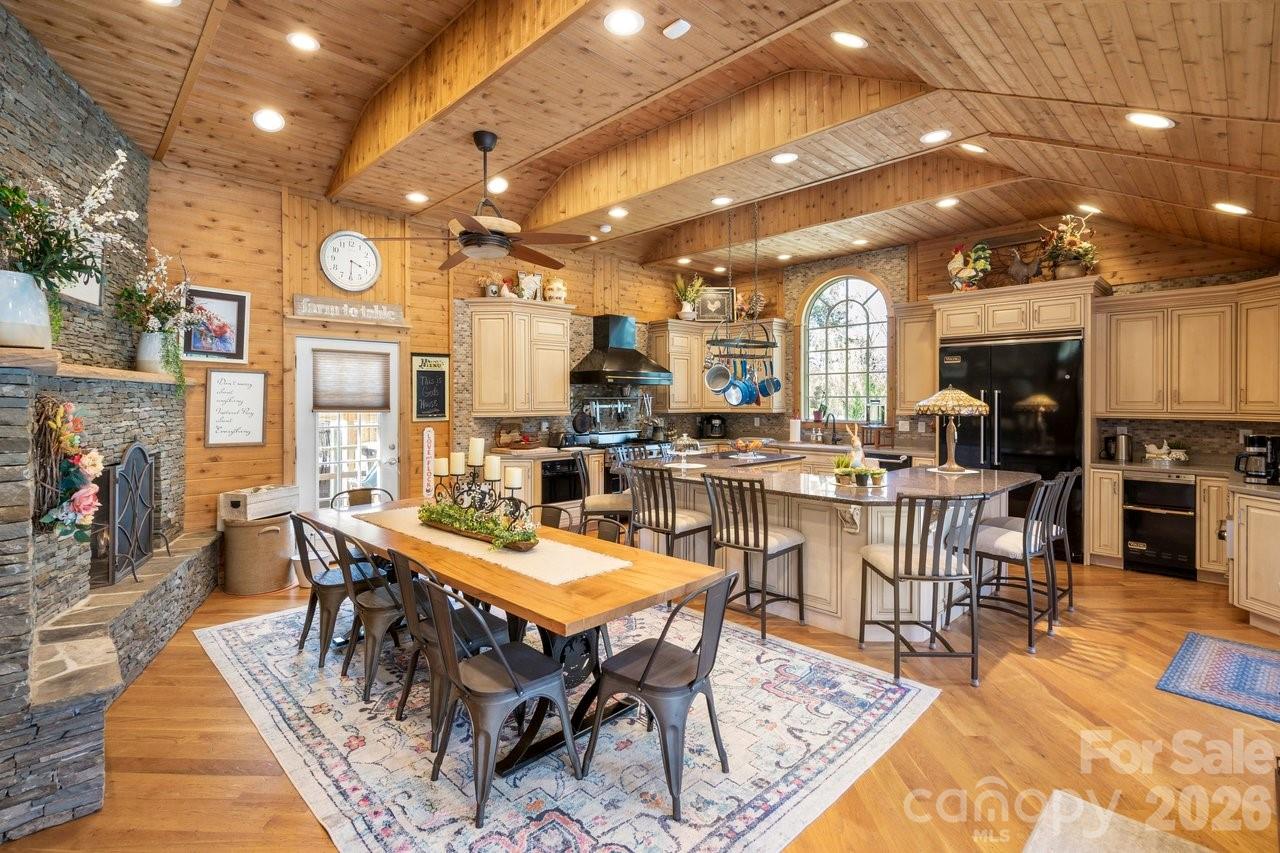 1307 Oakridge Farm Highway — Mooresville
