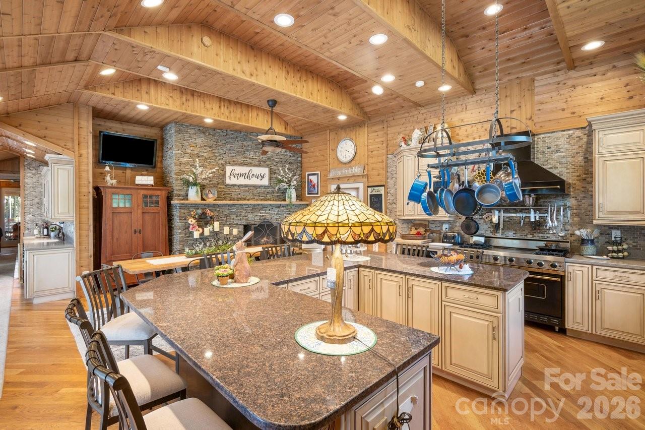 1307 Oakridge Farm Highway — Mooresville