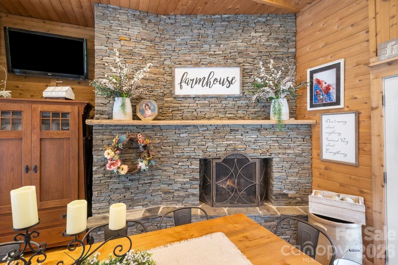1307 Oakridge Farm Highway — Mooresville