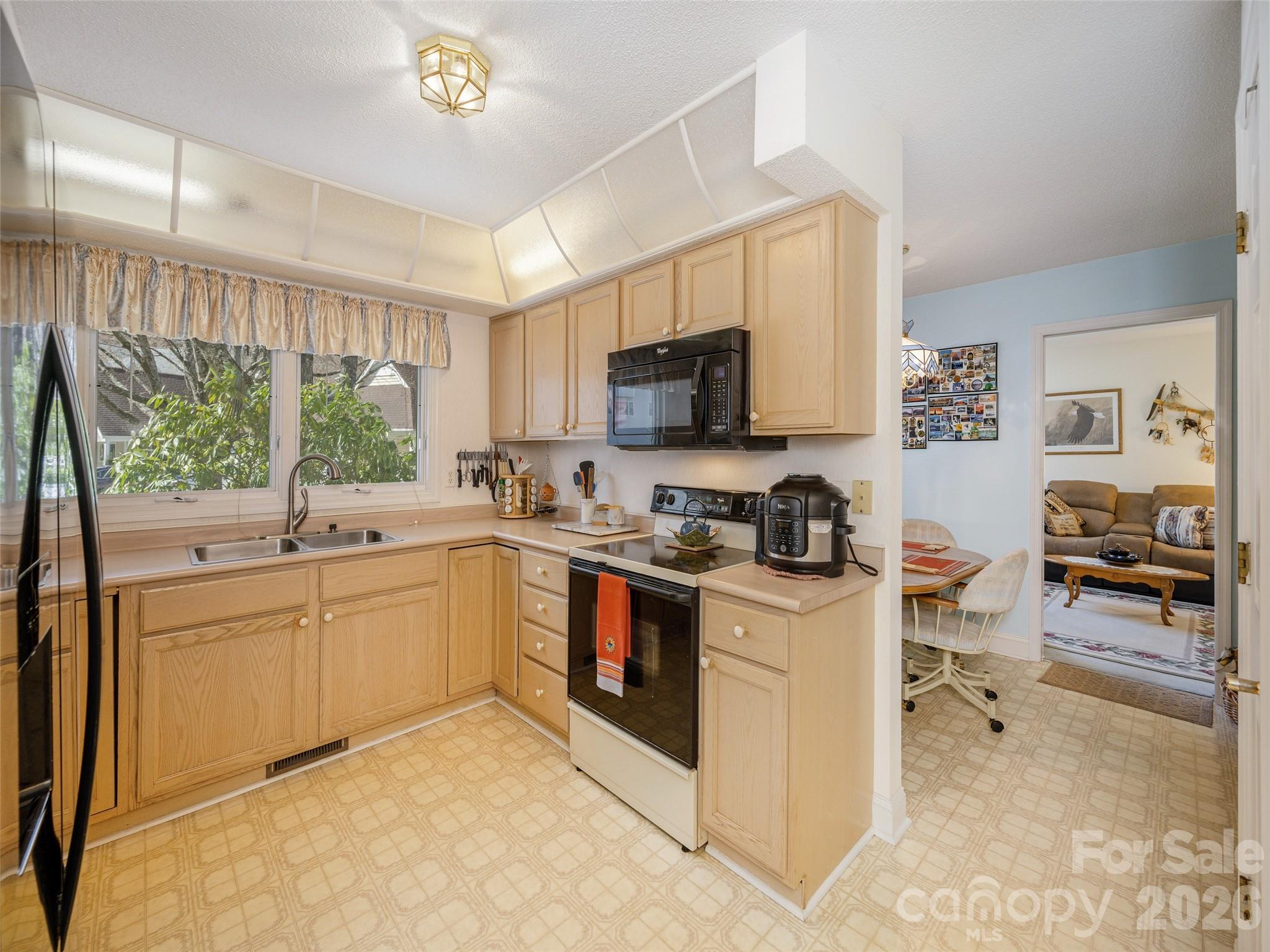 206 Black Oak Lane — Hendersonville