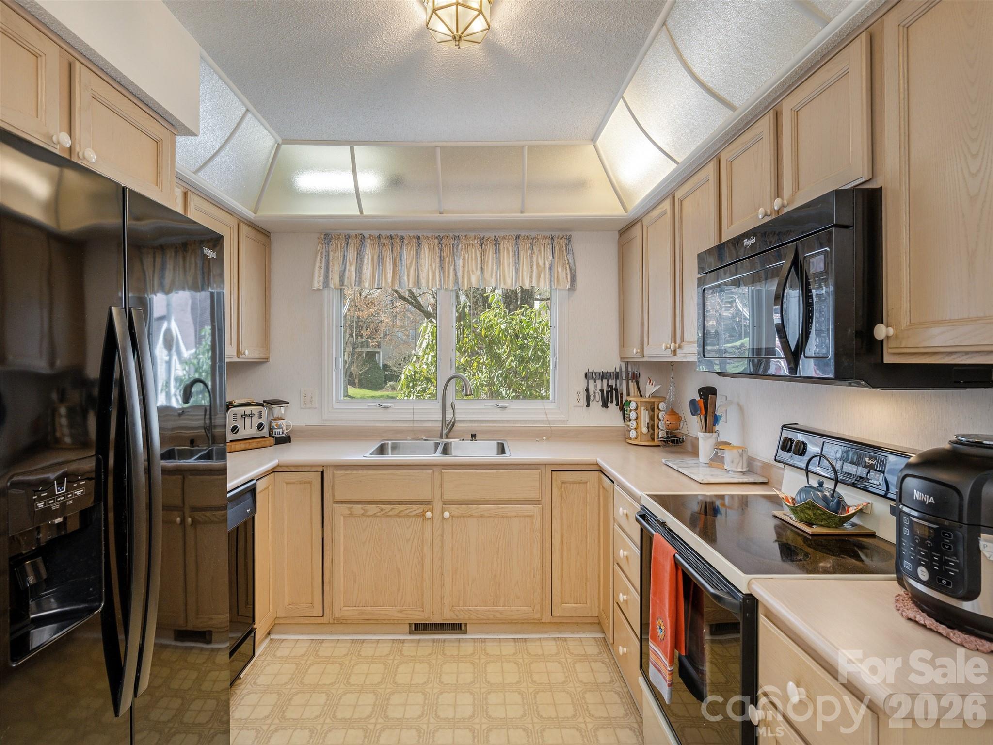 206 Black Oak Lane — Hendersonville