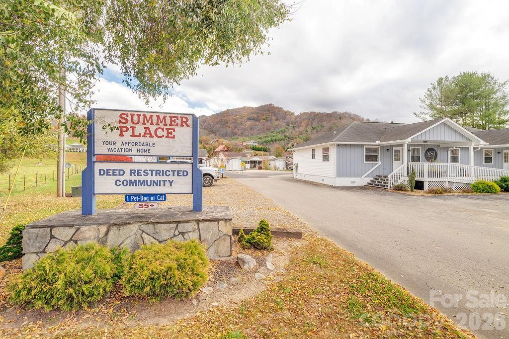 52 Strollers Lane — Waynesville