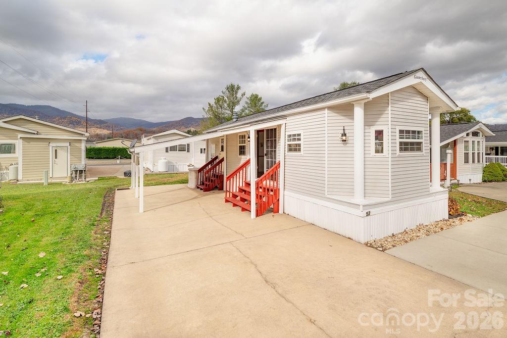 52 Strollers Lane — Waynesville