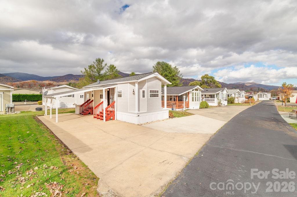 52 Strollers Lane — Waynesville