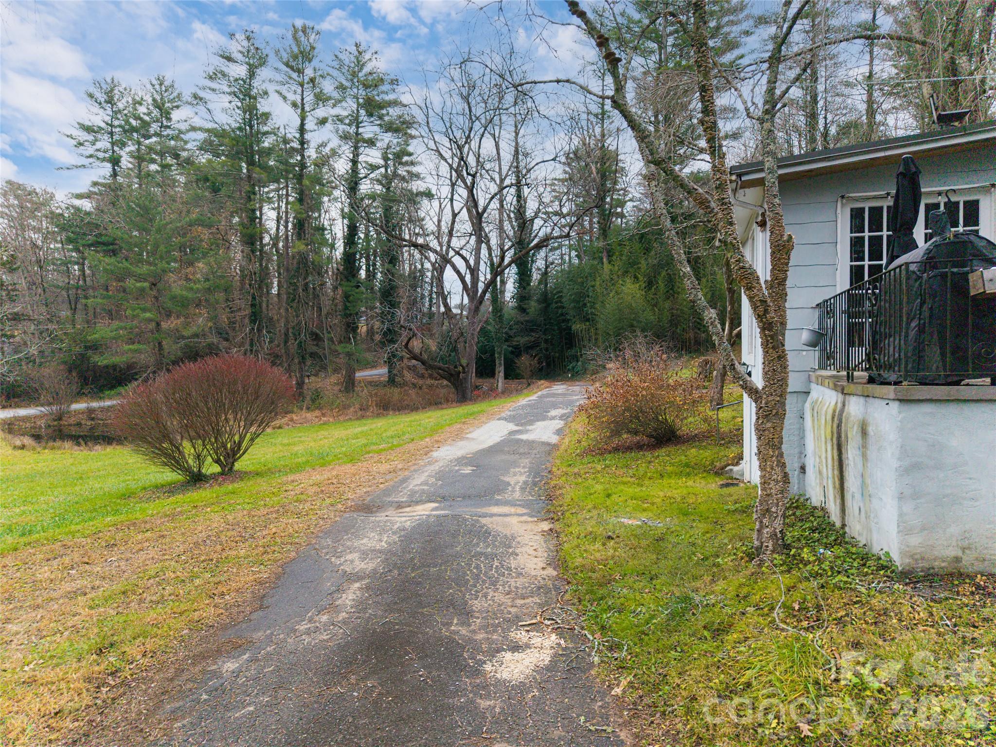 57 Twin Ponds Lane — Hendersonville