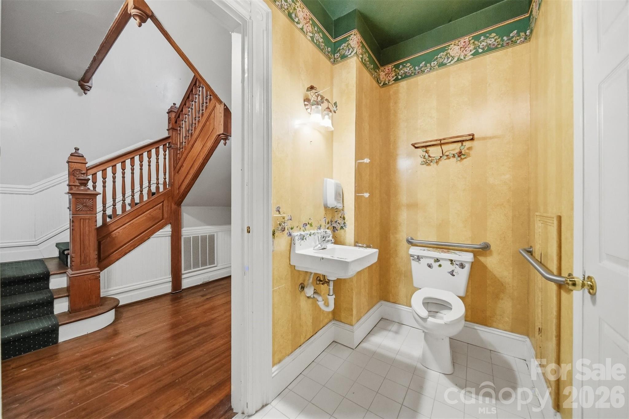 121 5th Avenue NE — Hickory
