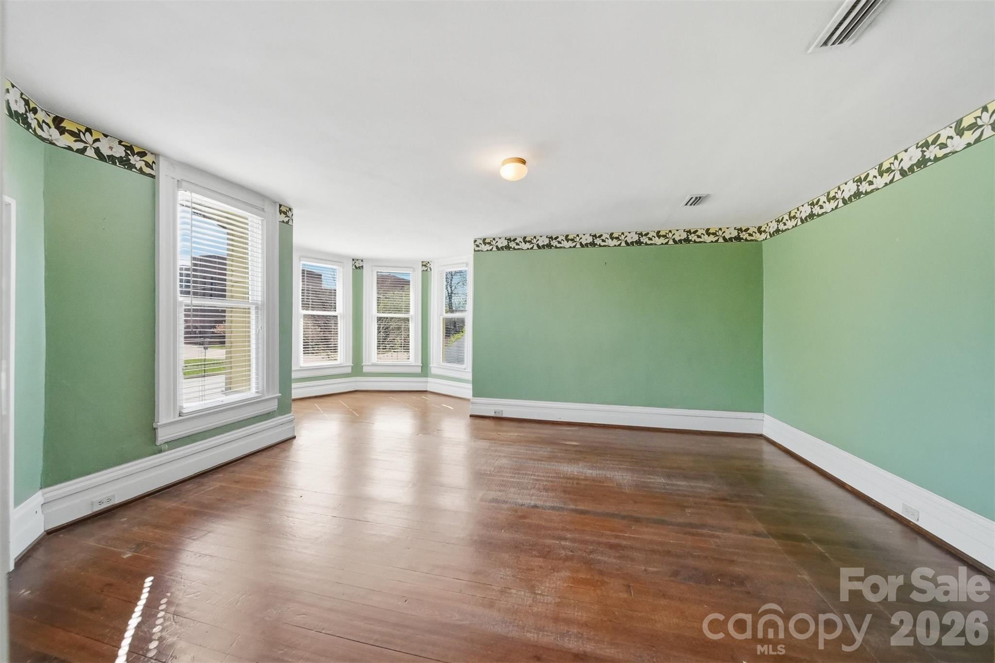 121 5th Avenue NE — Hickory