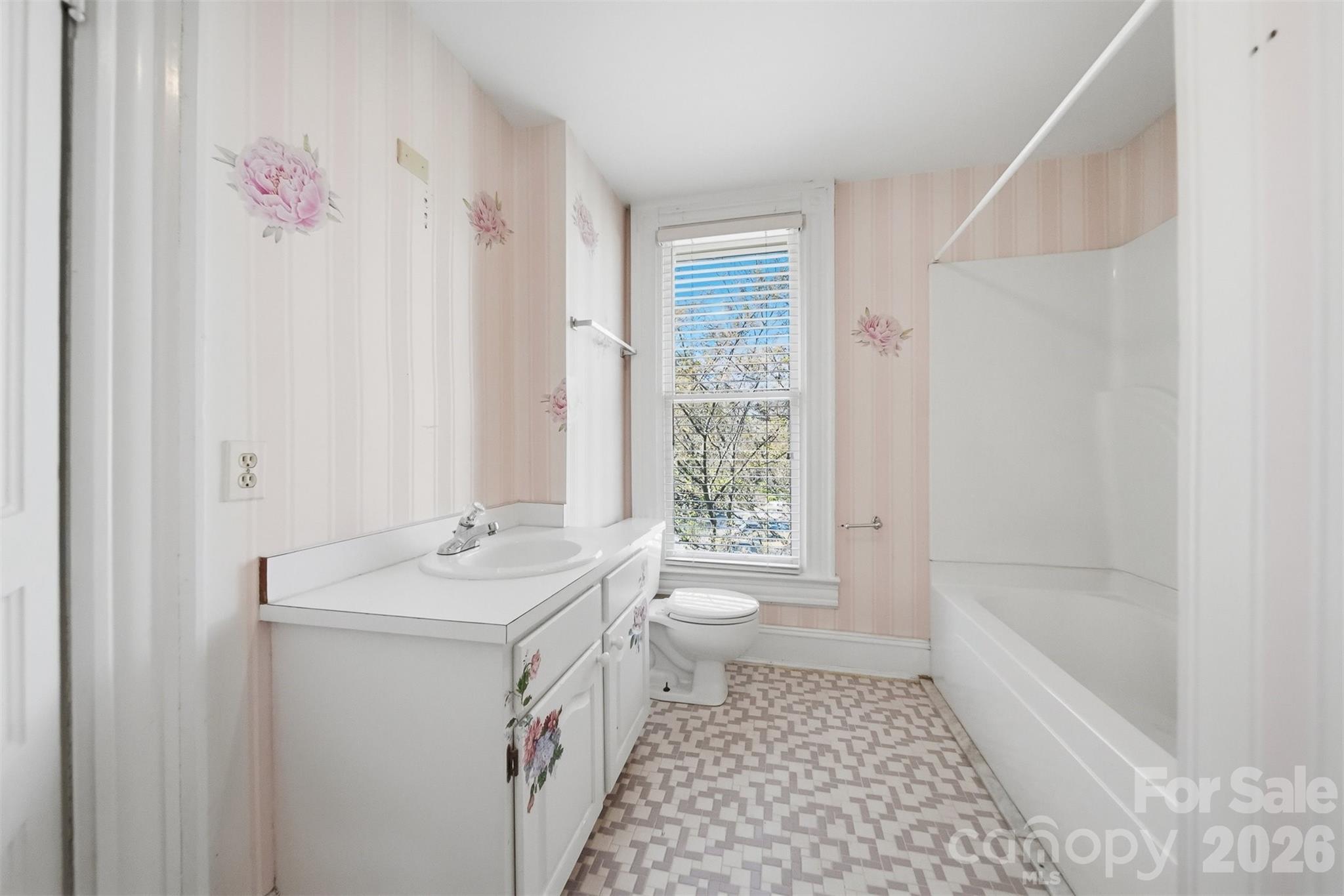 121 5th Avenue NE — Hickory