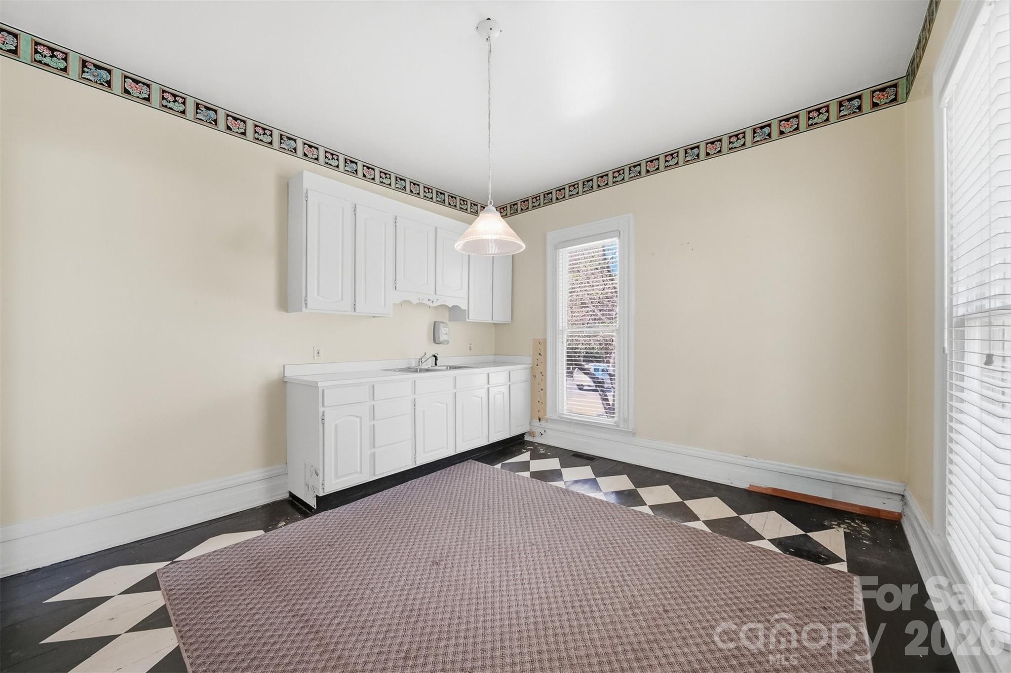 121 5th Avenue NE — Hickory