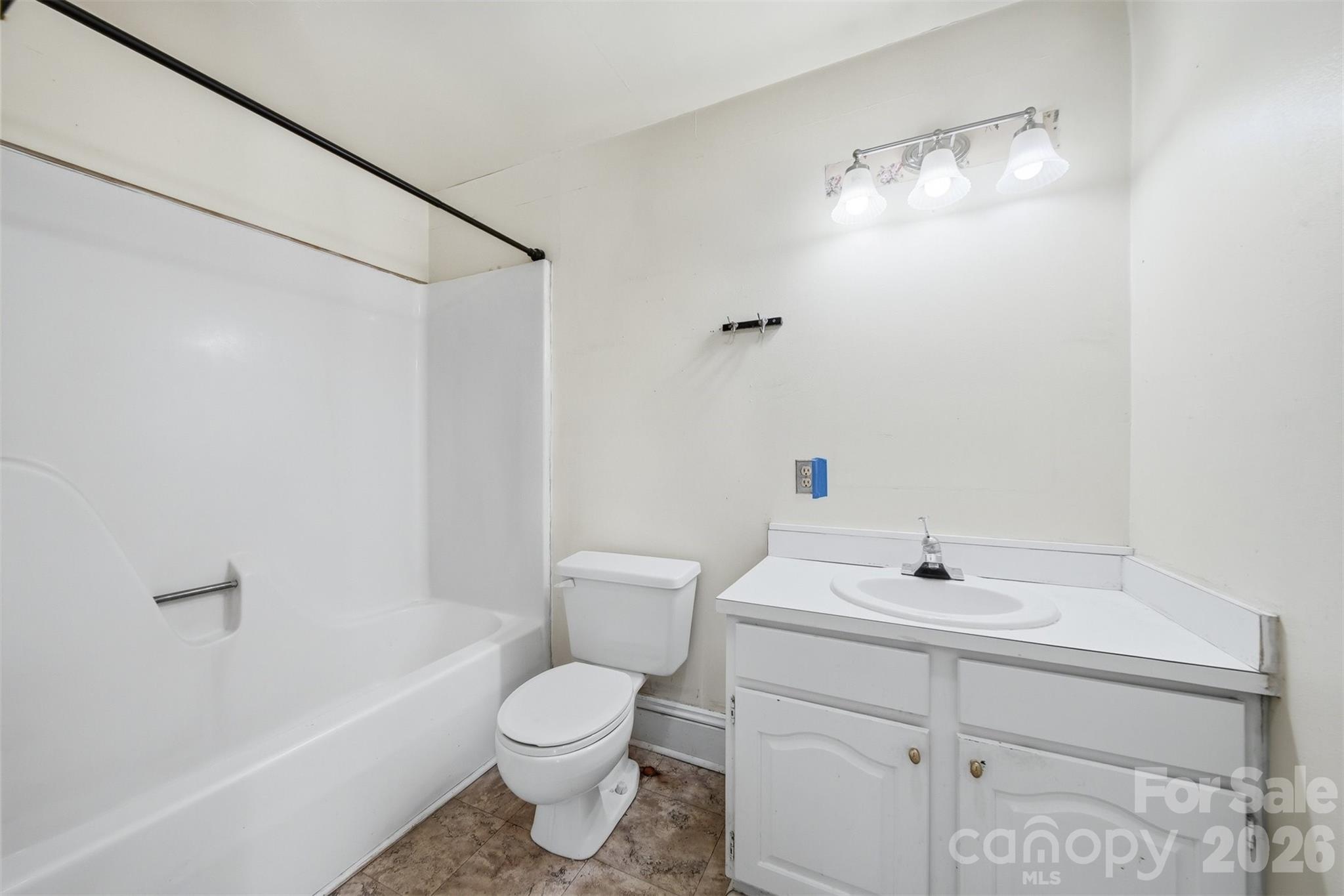 121 5th Avenue NE — Hickory
