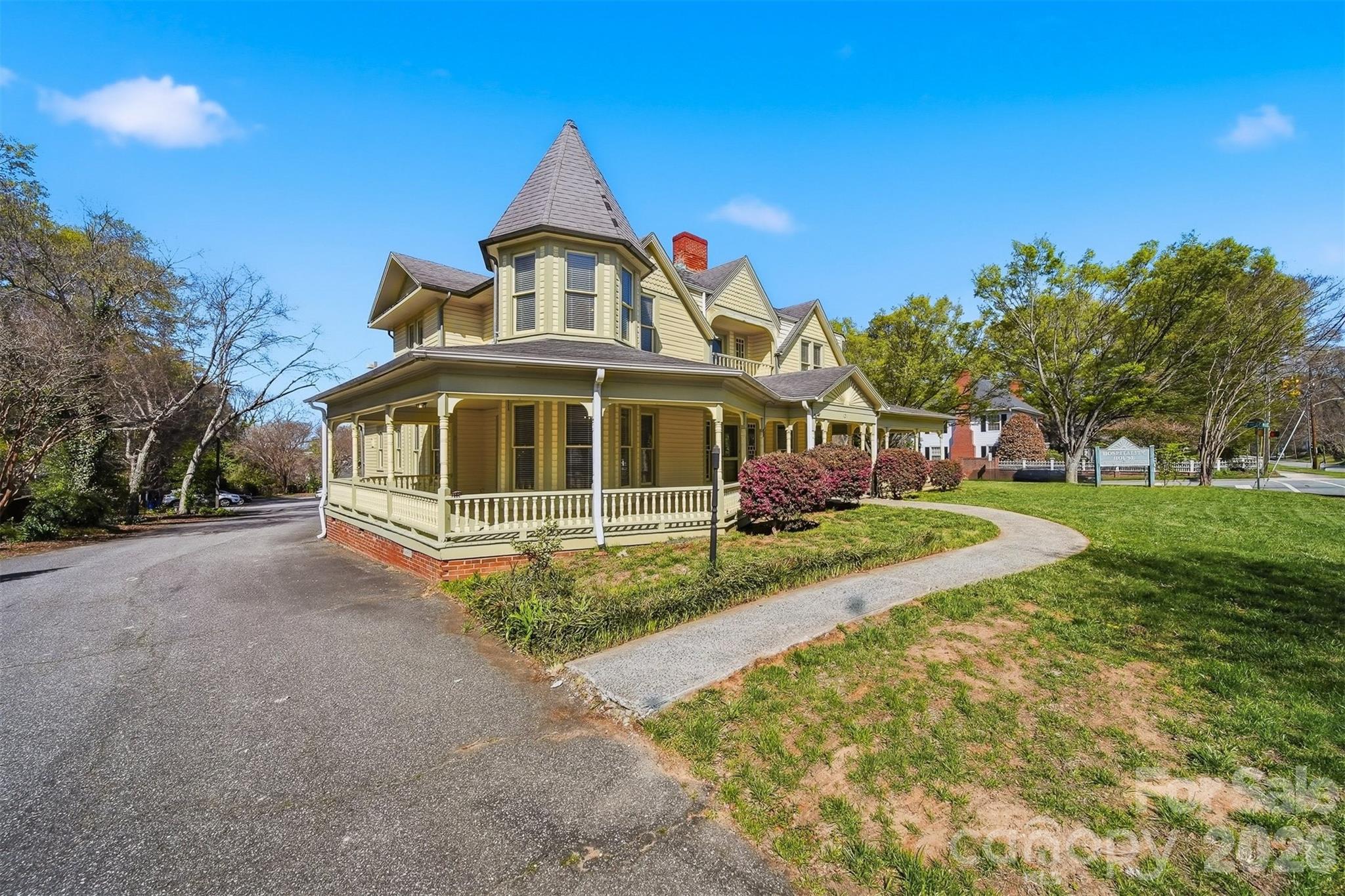 121 5th Avenue NE — Hickory