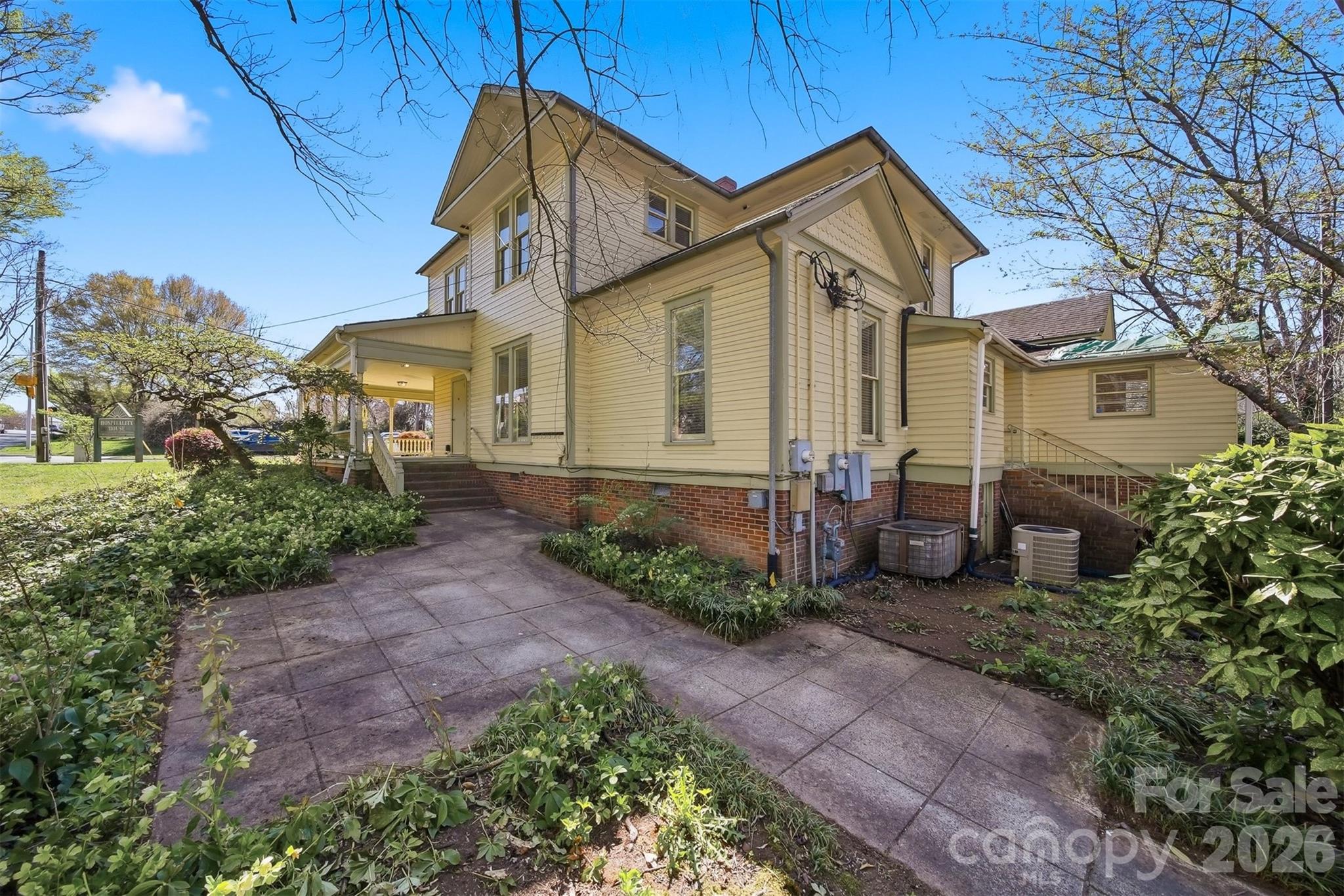 121 5th Avenue NE — Hickory