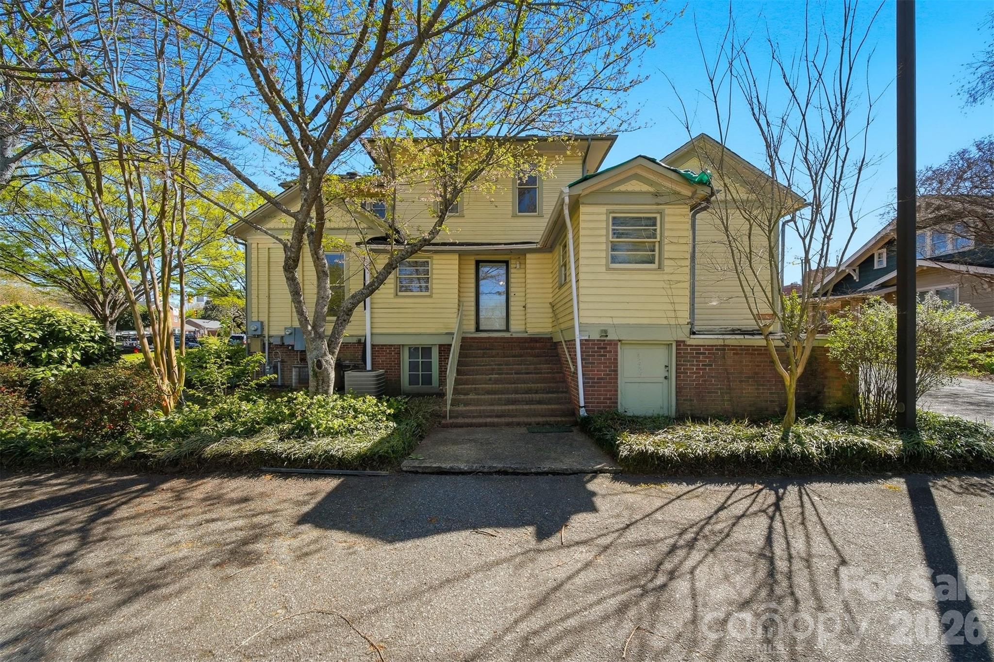121 5th Avenue NE — Hickory