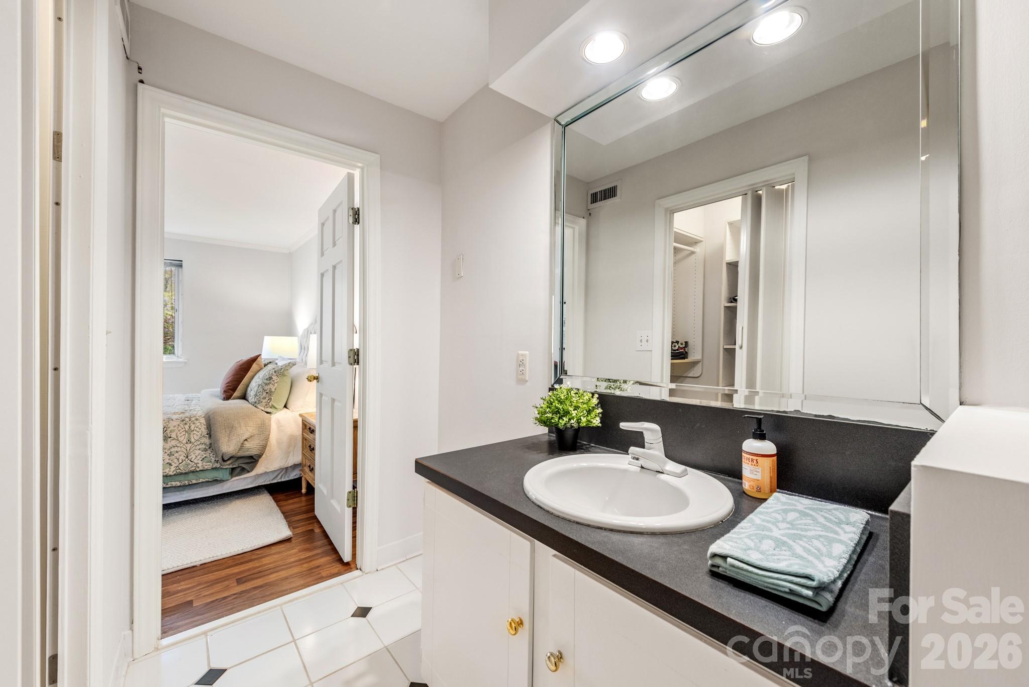 1323 Queens Road #321 — Charlotte