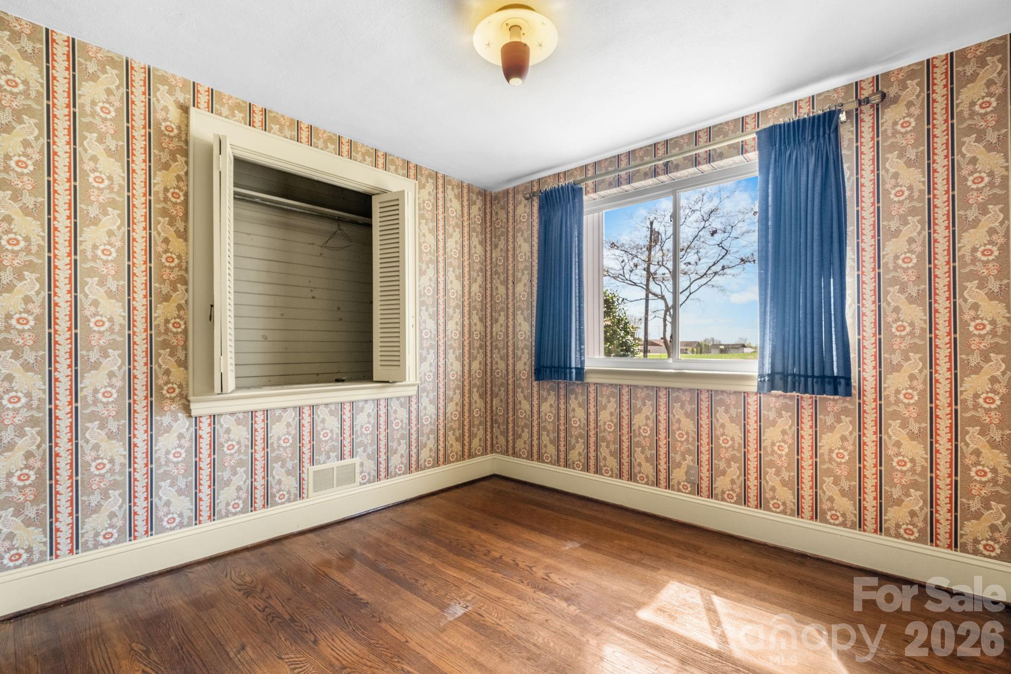3335 25th Avenue NE — Hickory