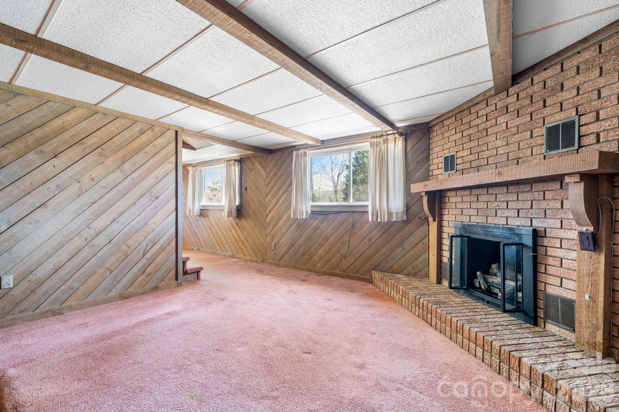3335 25th Avenue NE — Hickory