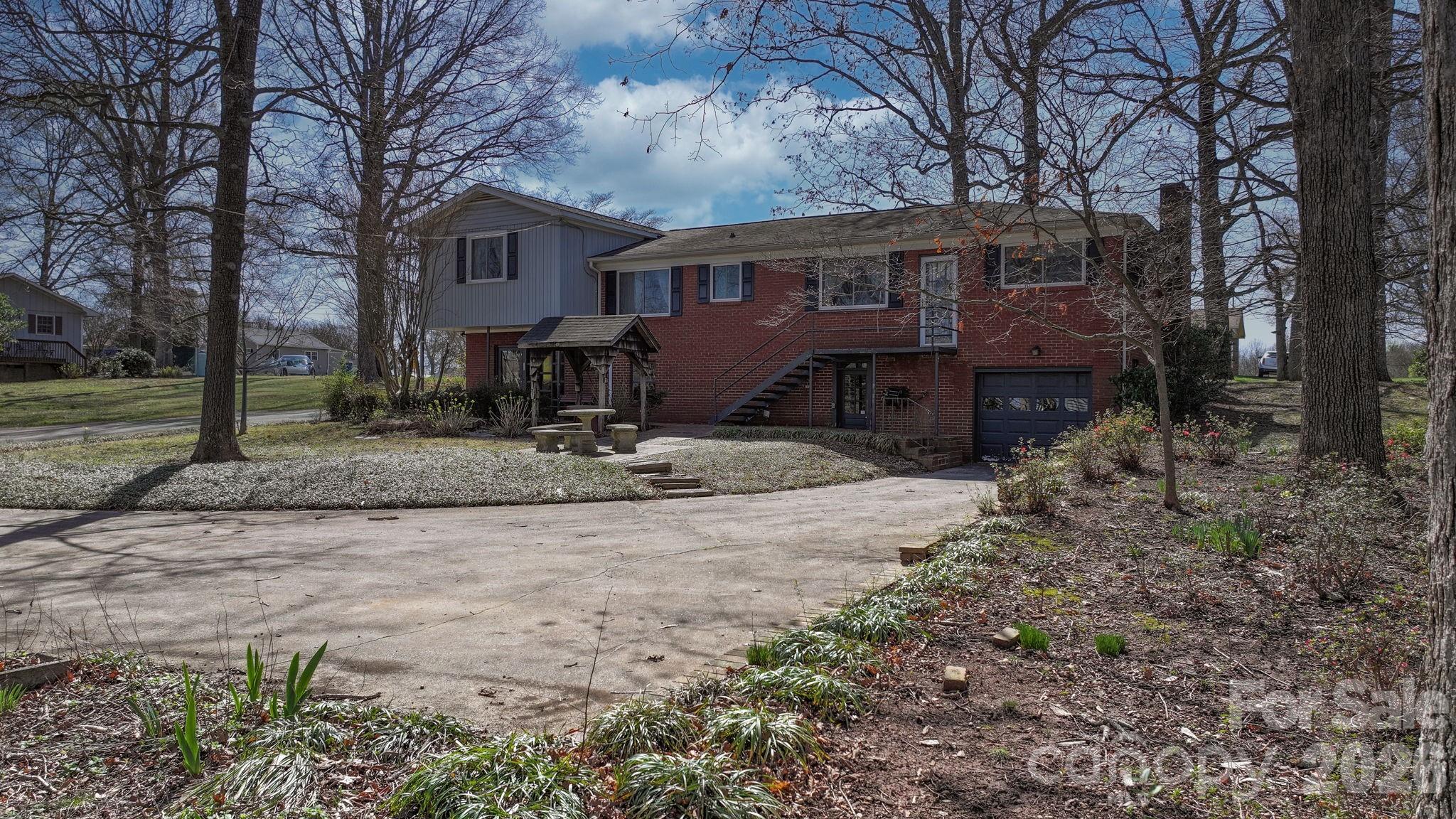 3335 25th Avenue NE — Hickory