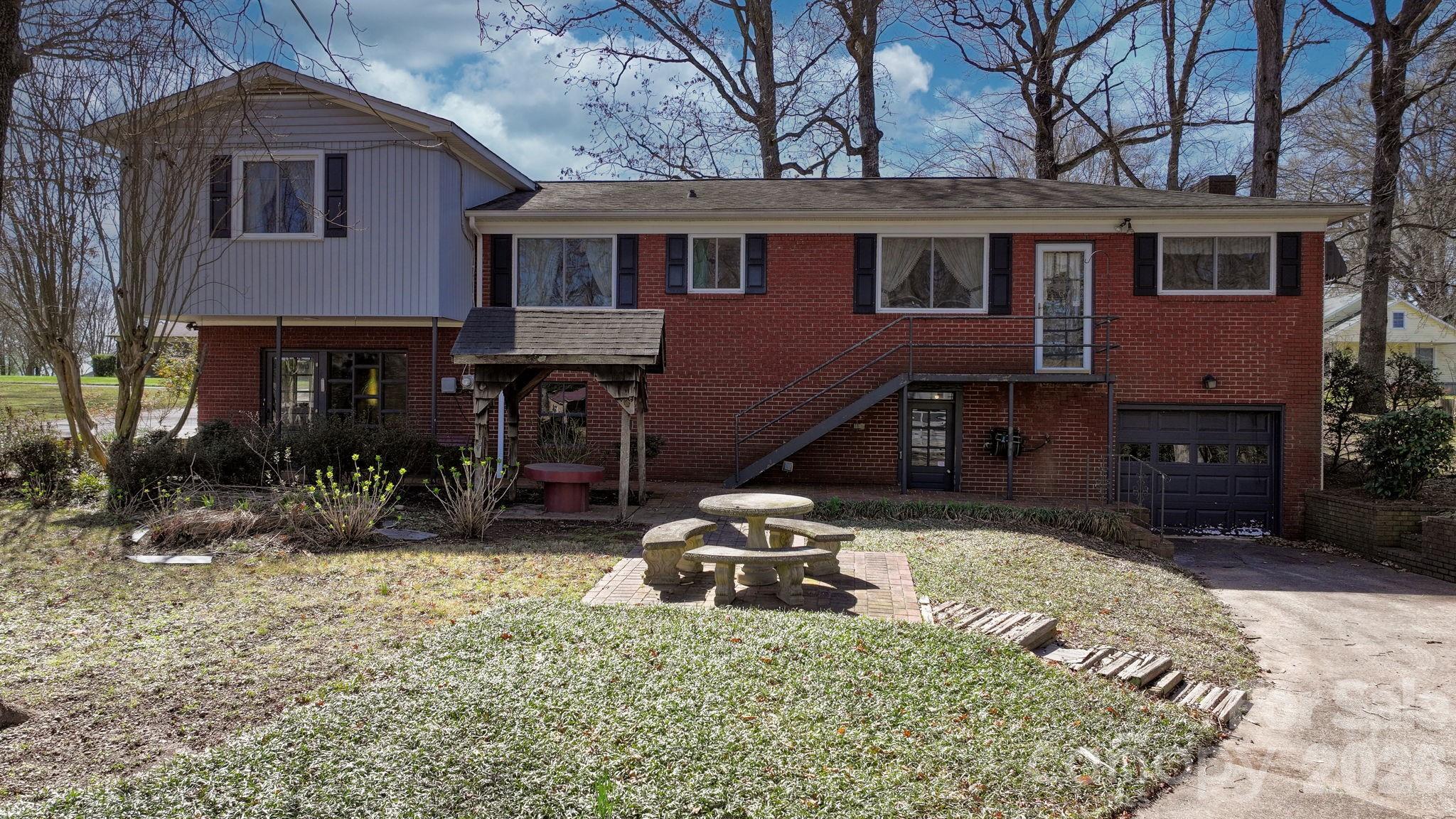 3335 25th Avenue NE — Hickory