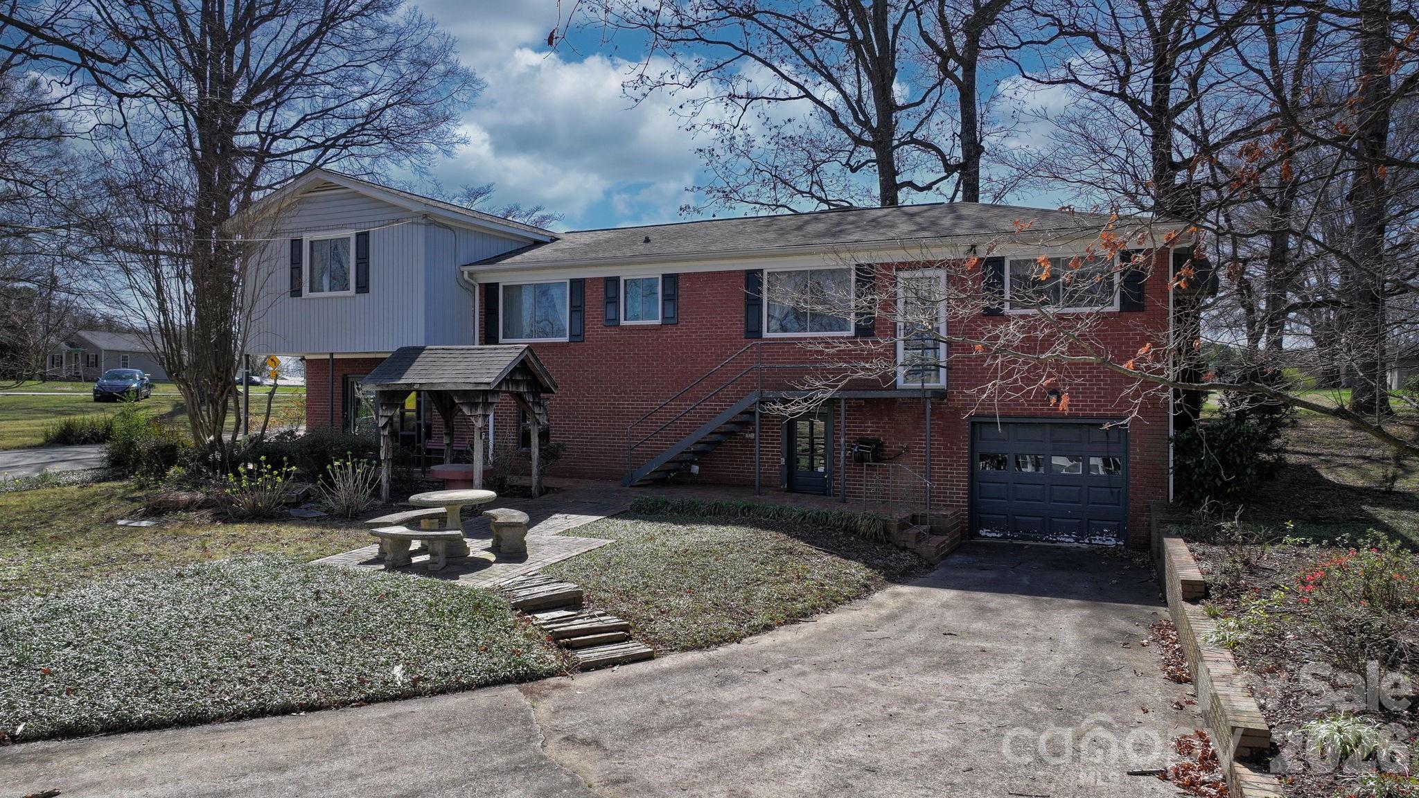 3335 25th Avenue NE — Hickory