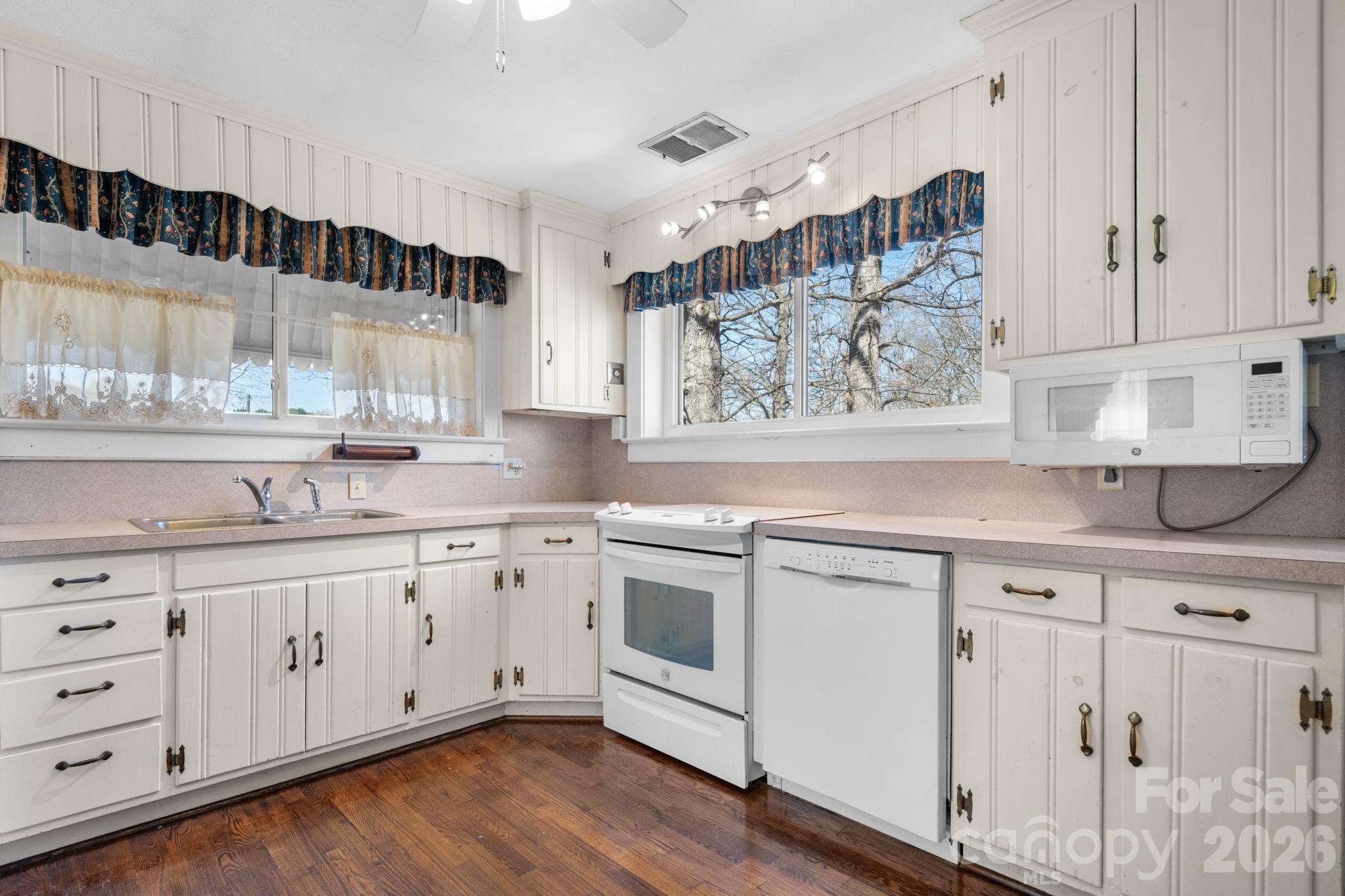 3335 25th Avenue NE — Hickory