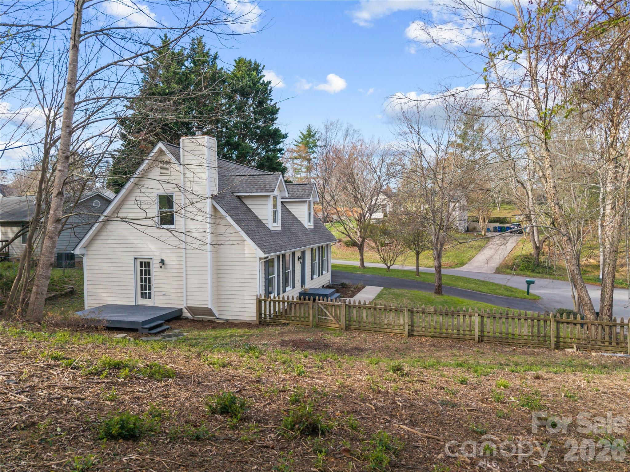 10 Orchard Place — Weaverville