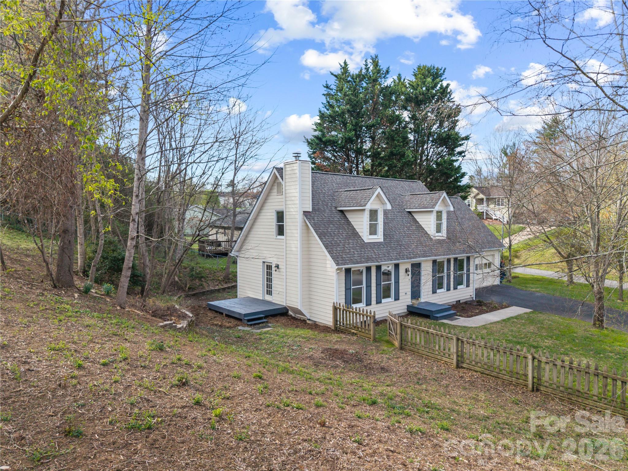 10 Orchard Place — Weaverville