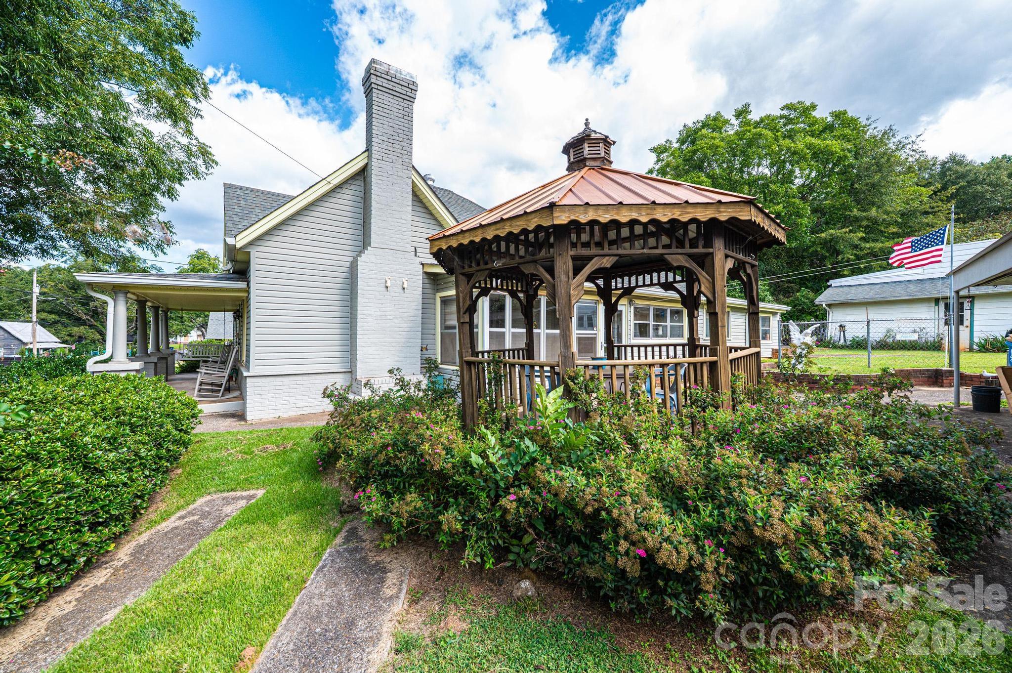 335 Harmon Street — Forest City