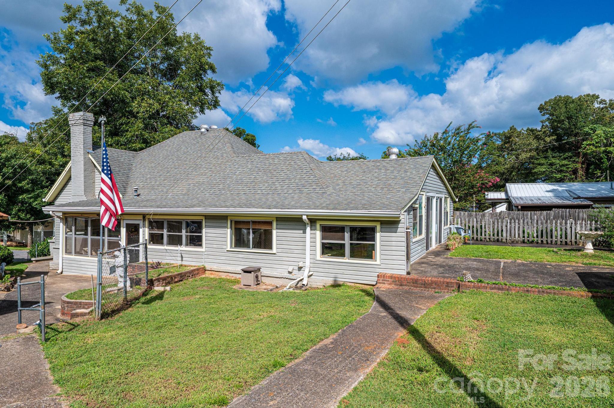 335 Harmon Street — Forest City