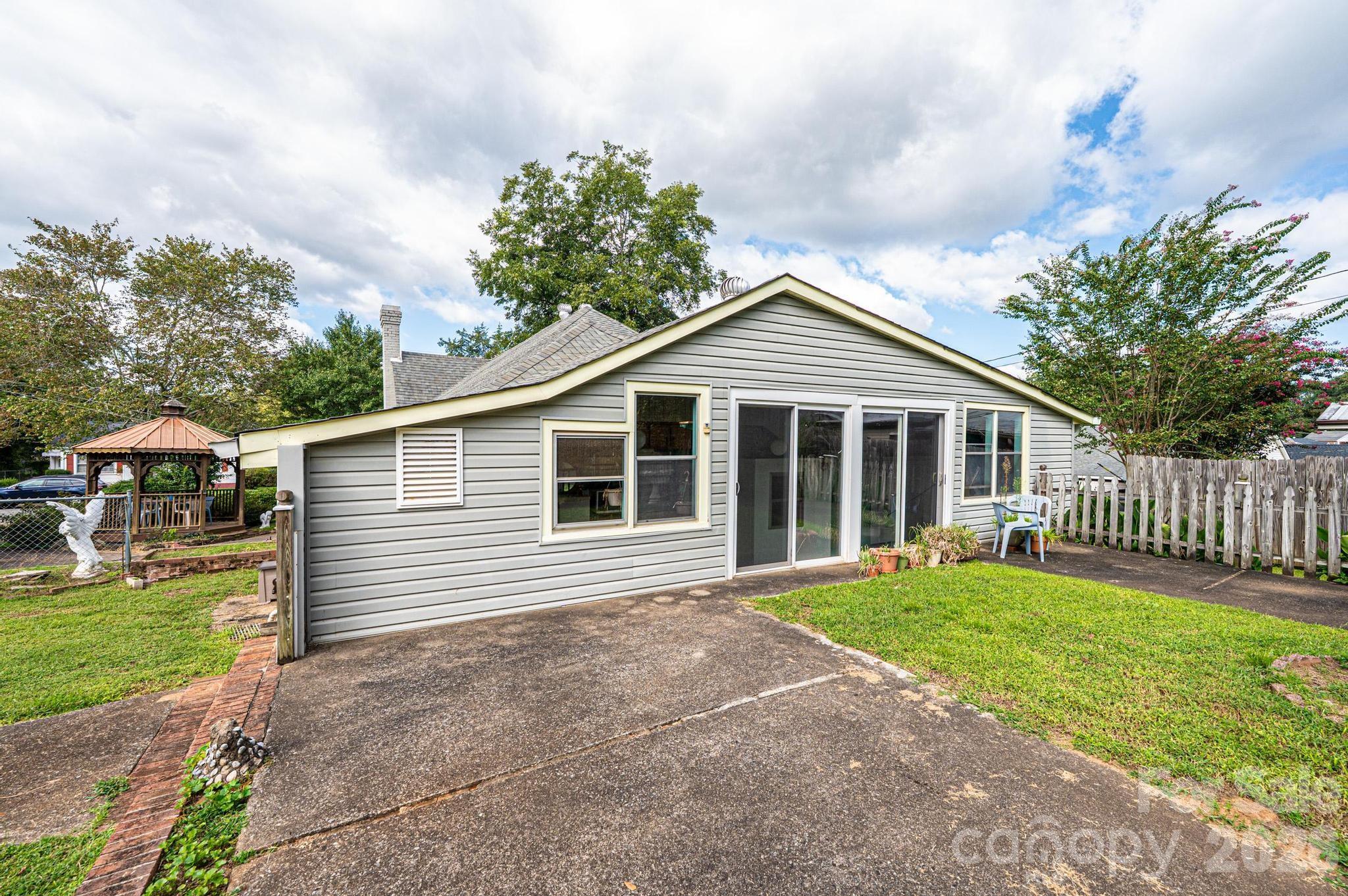 335 Harmon Street — Forest City