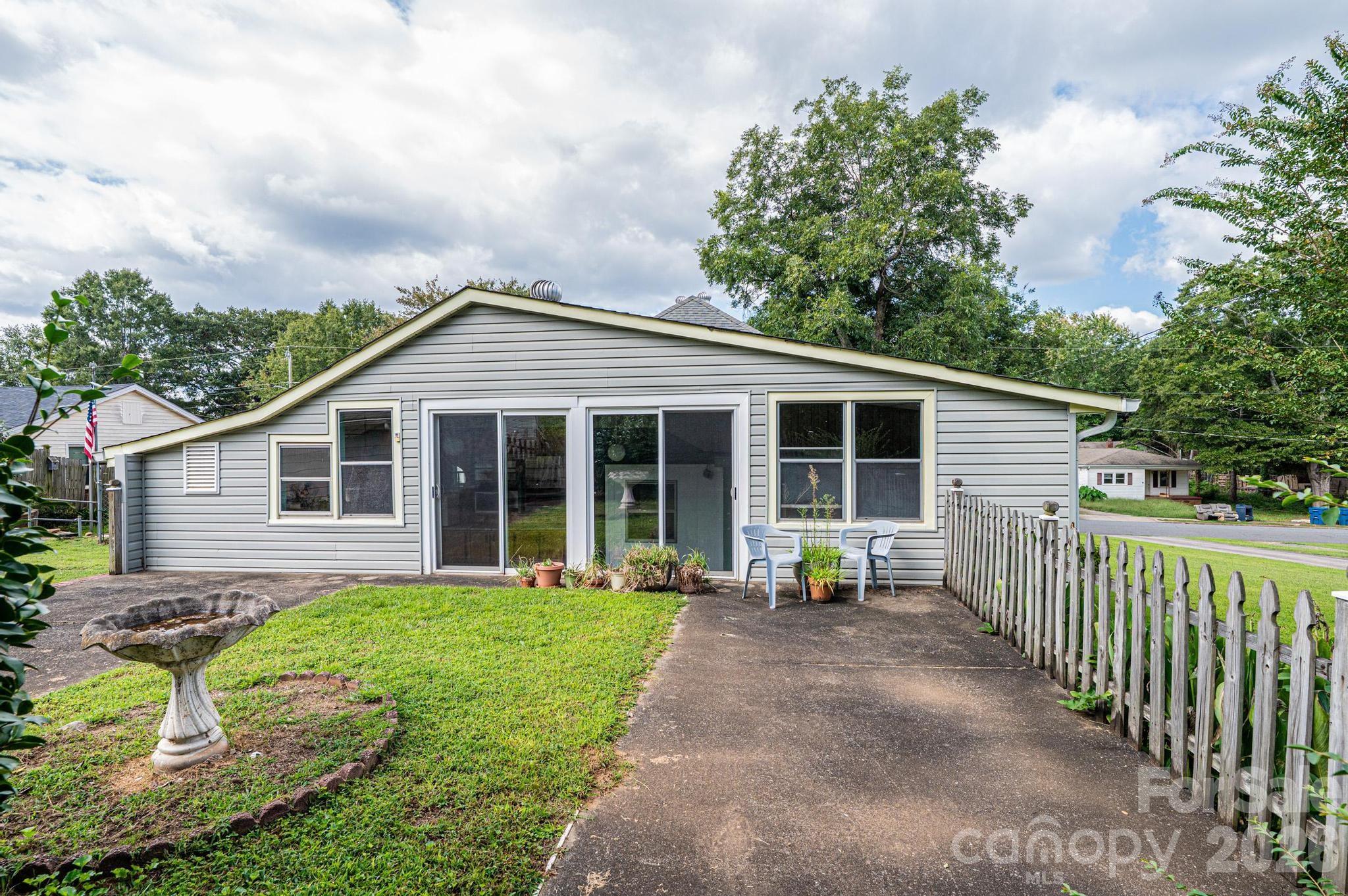 335 Harmon Street — Forest City