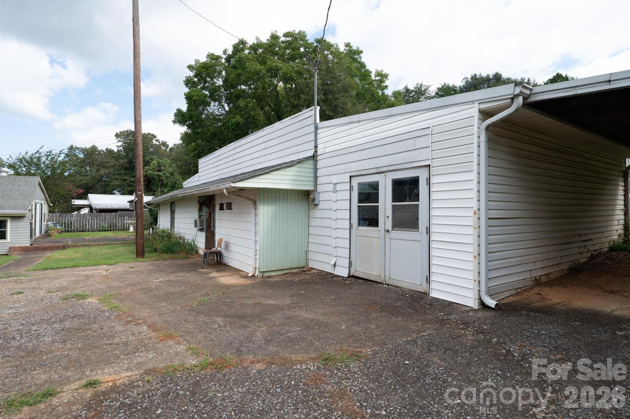 335 Harmon Street — Forest City