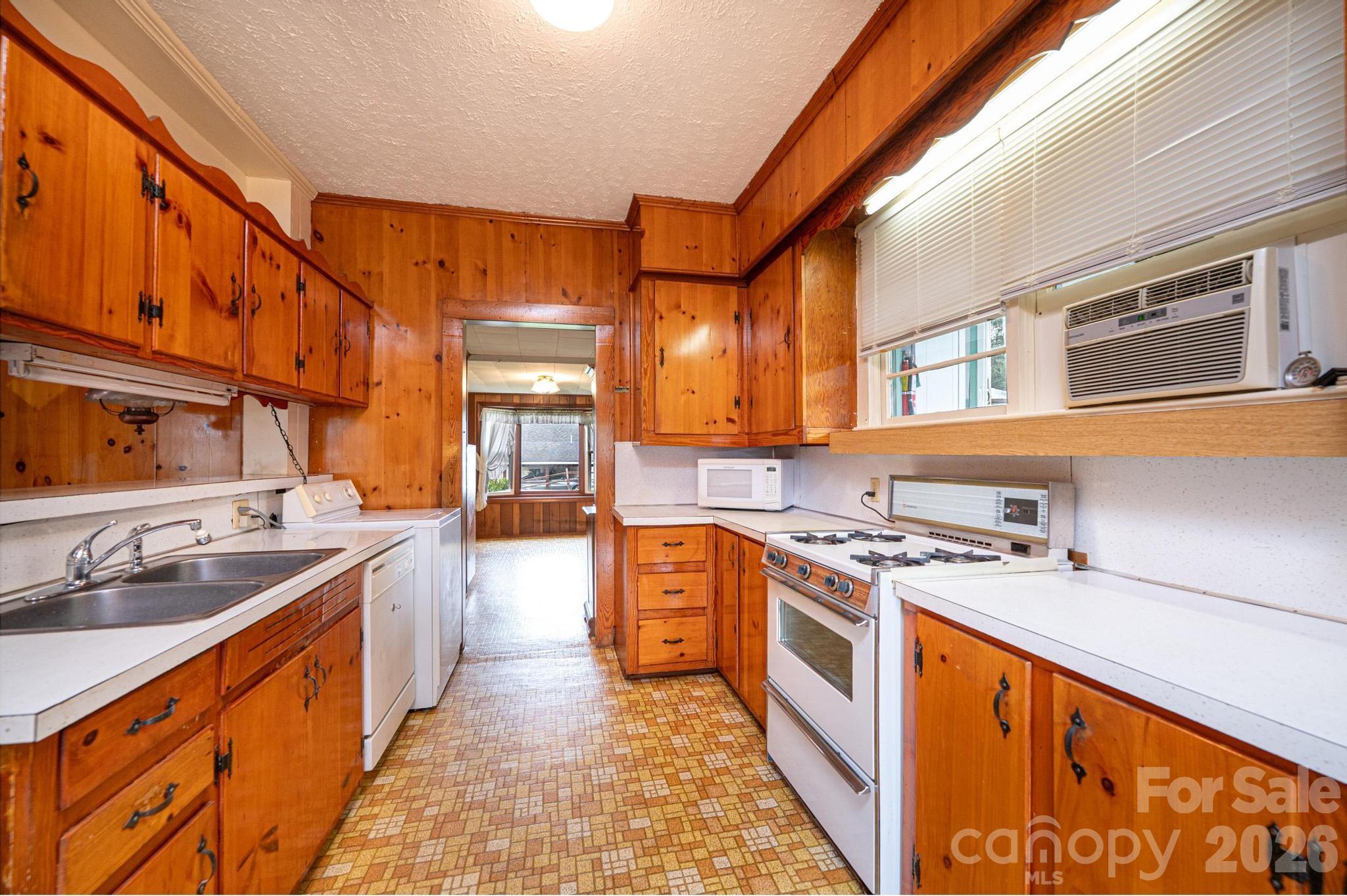 335 Harmon Street — Forest City