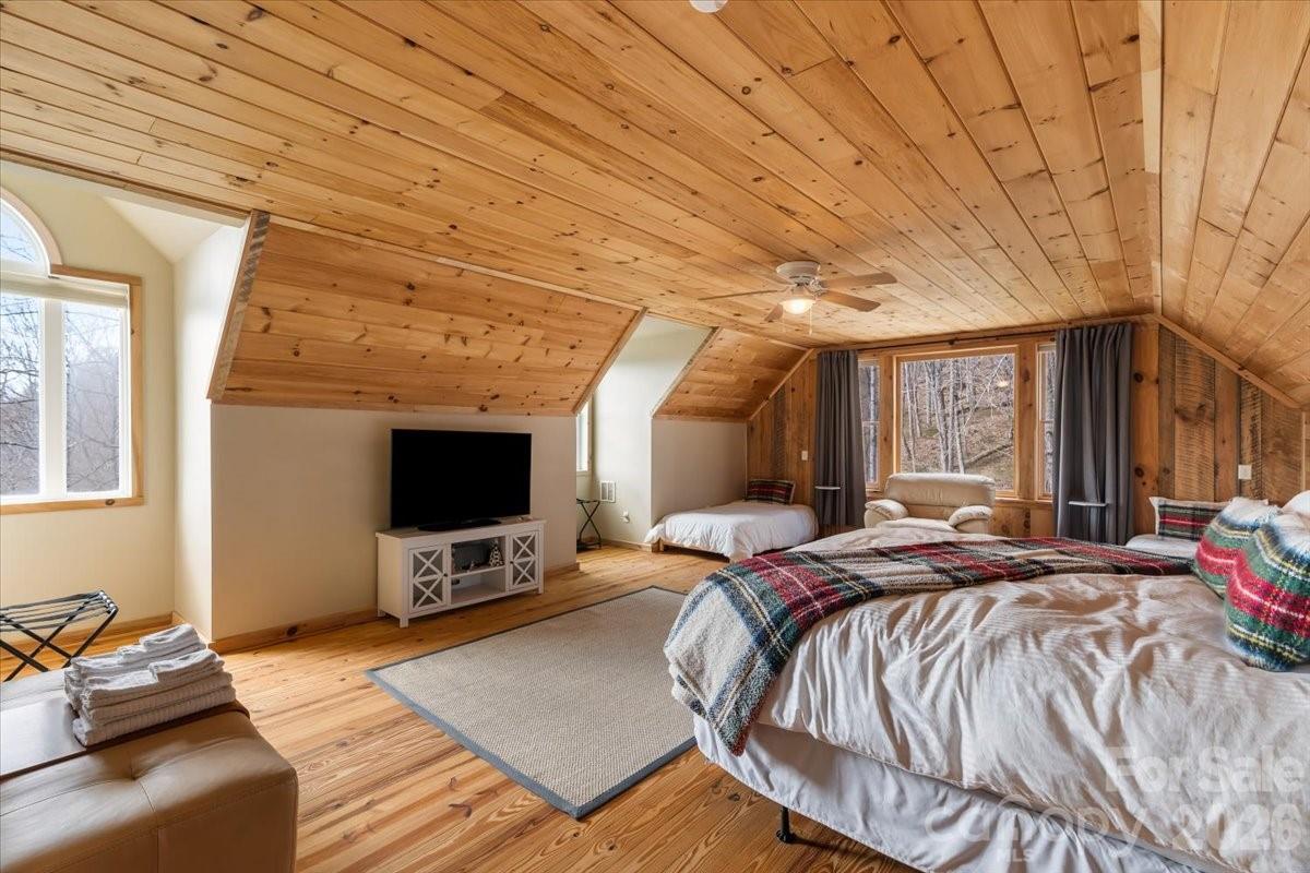 1045 Upward Way — Waynesville