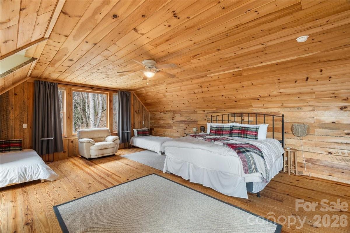 1045 Upward Way — Waynesville