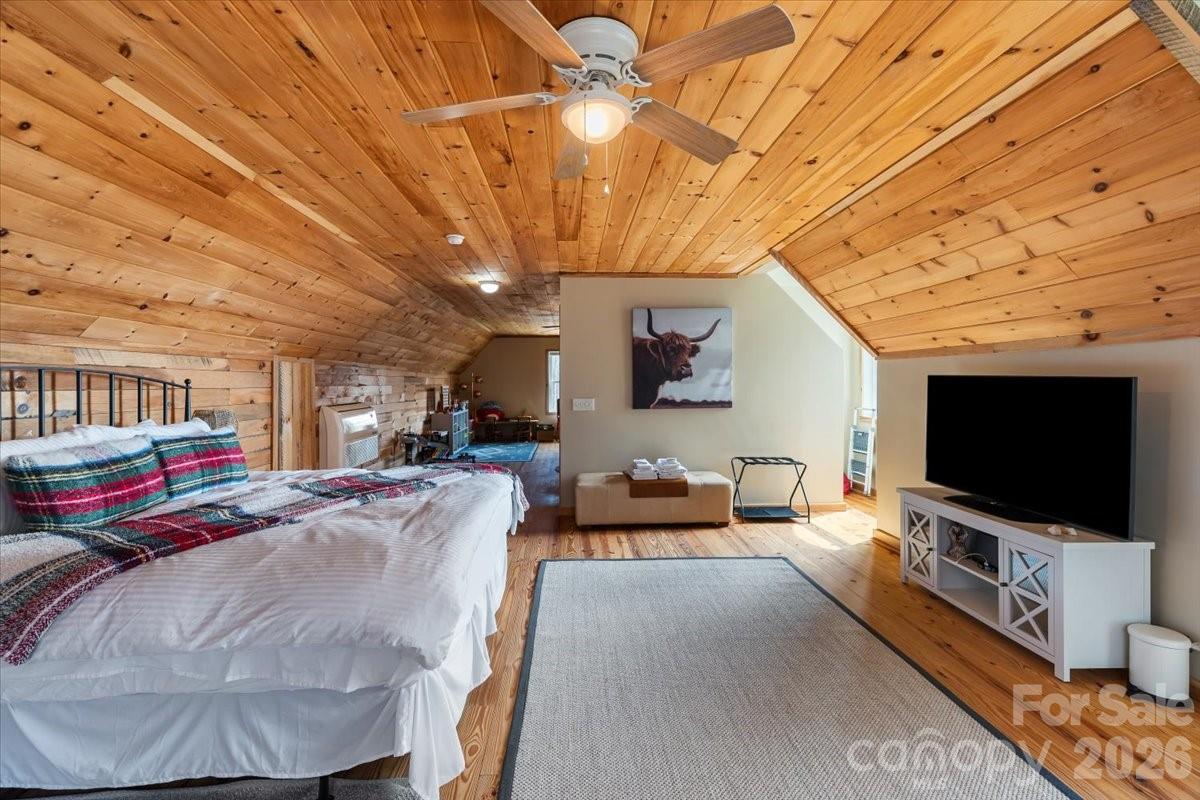 1045 Upward Way — Waynesville