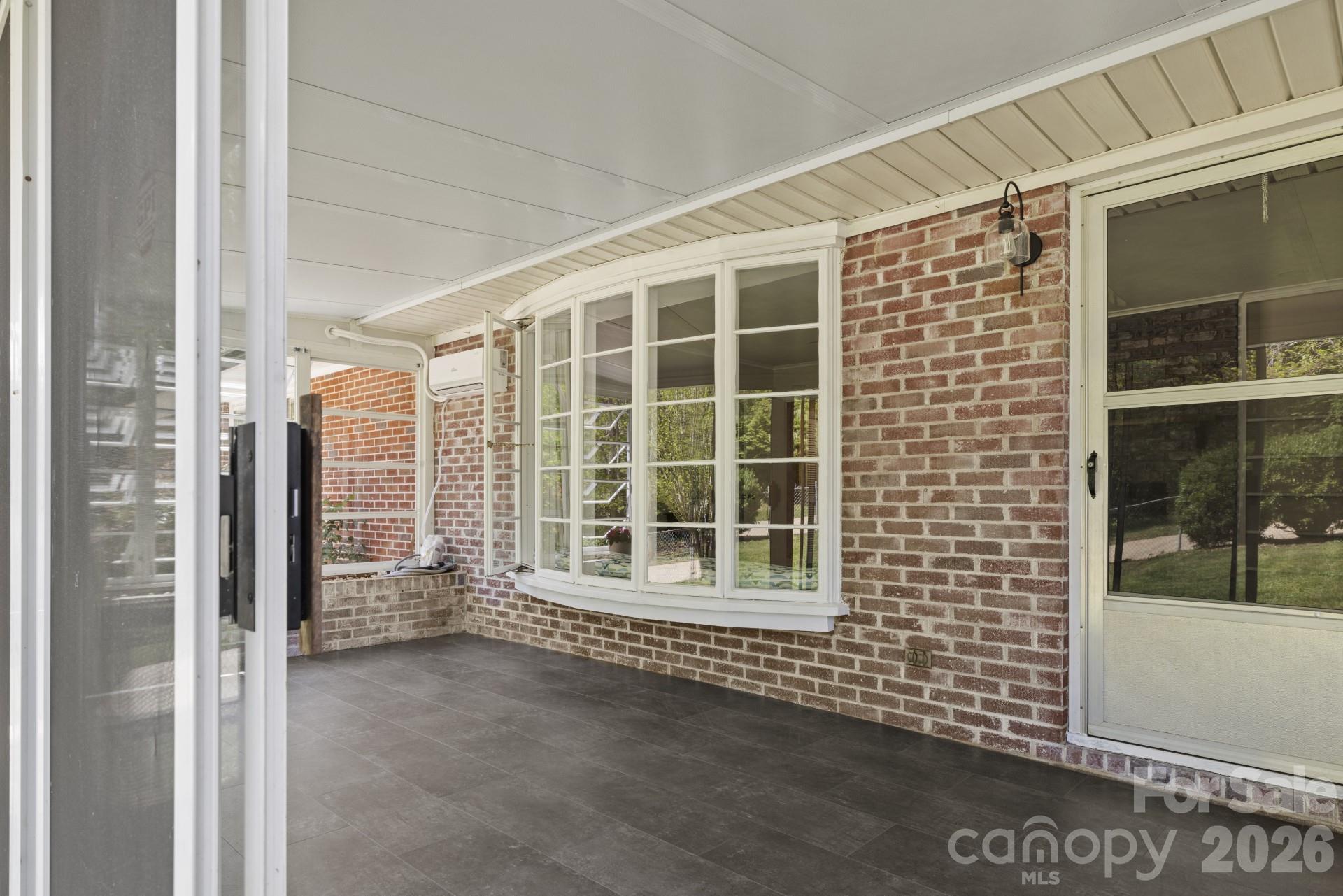 607 12th Avenue NE — Hickory